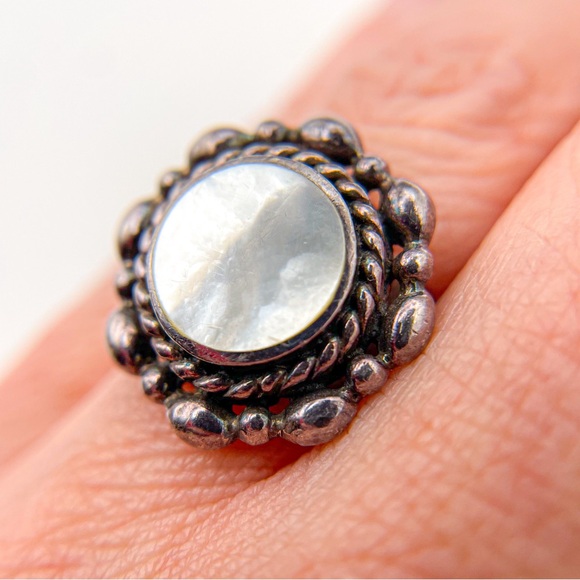 Vintage 925 Sterling Silver Mother of Pearl Southwestern Style Statement Ring. 6 - Picture 7 of 9